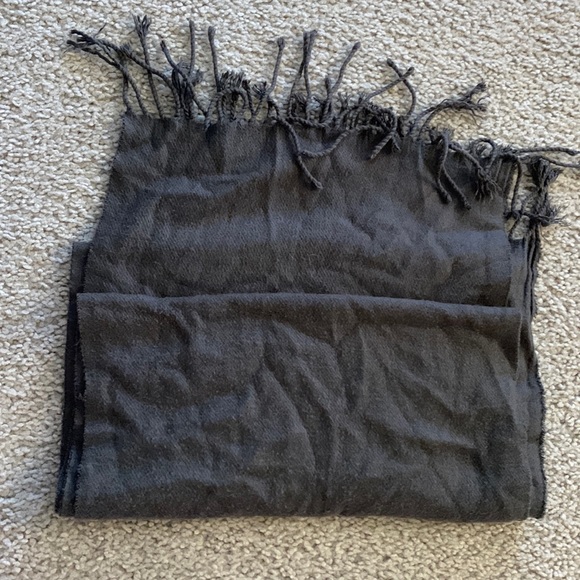 Beautiful and soft grey scarf - EUC - Picture 3 of 3